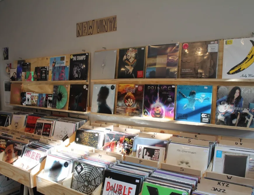 Platenzaak Planet of Sound in de Haverstraatpassage in Enschede. - Uit in Enschede